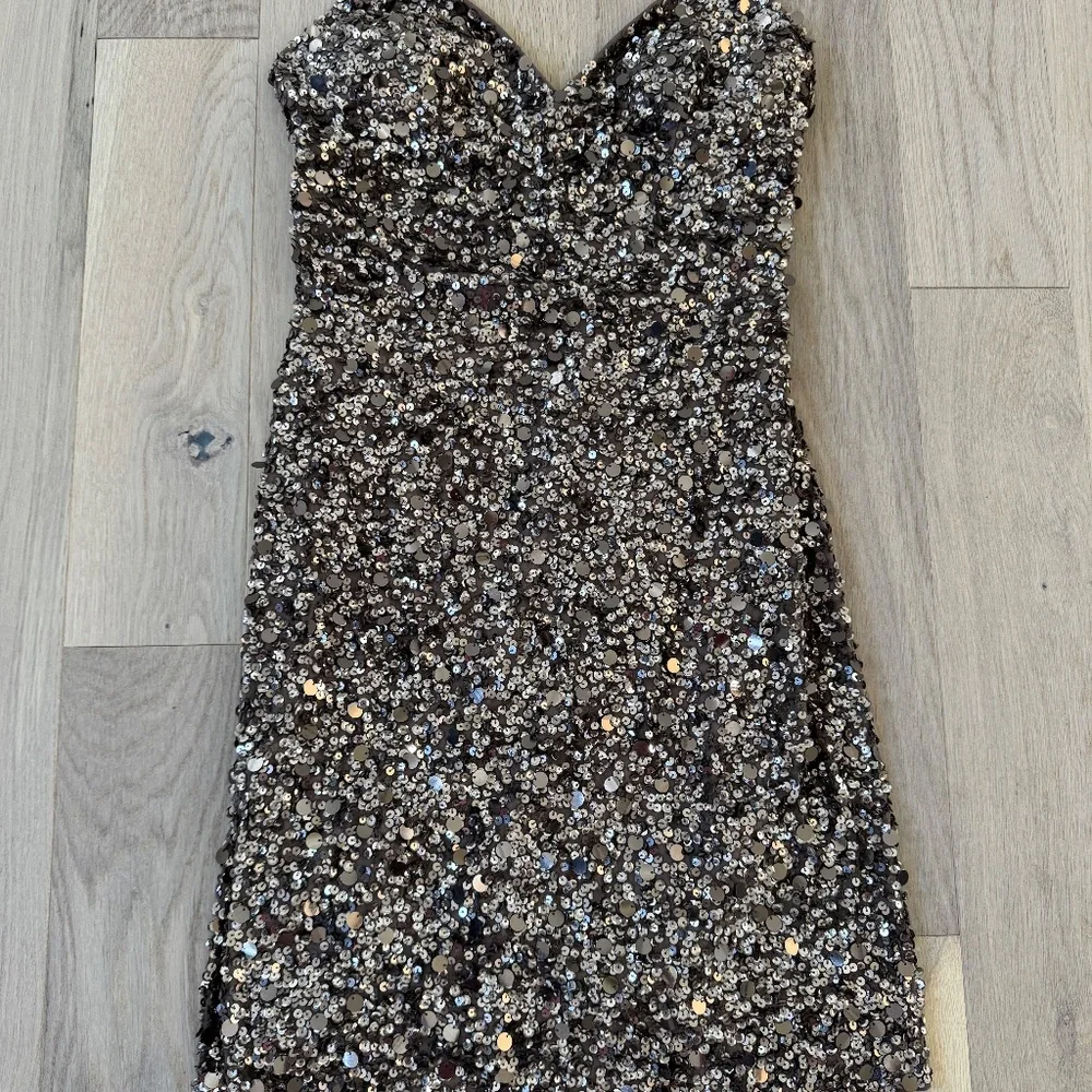 Cache Glittering Dress in Gold Metallic - Picture 8 of 9